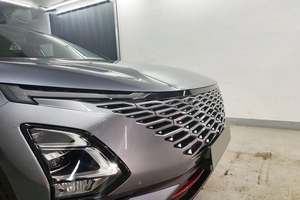 Накладка на капот между фар для Omoda C5 I