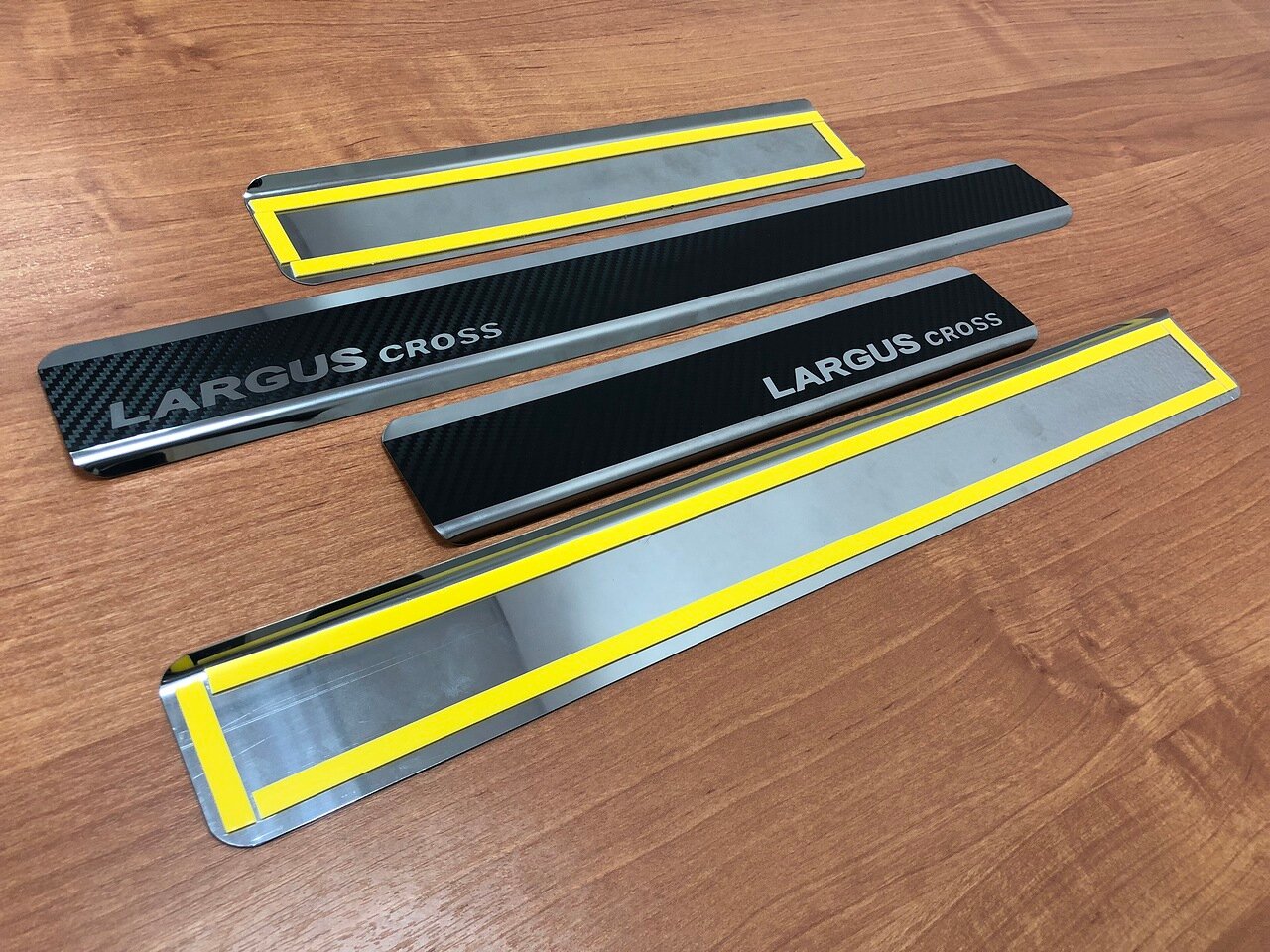 Накладки на пороги нержавеющая сталь под карбон 4шт. для LADA (ВАЗ) Largus I